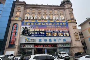 A building with multiple signs, including one for a spa and another for a car rental service.