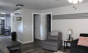 Living area - Private, cozy Corner Cottage and updated (Wellston)