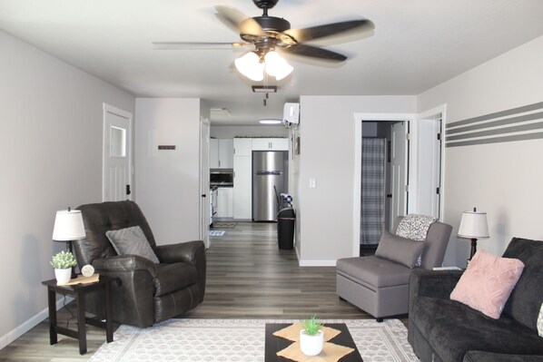 Living area - Private, cozy Corner Cottage and updated (Wellston)
