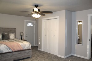 1 bedroom, iron/ironing board, free WiFi, bed sheets - Private, cozy Corner Cottage and updated (Wellston)