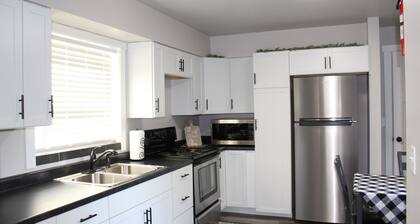 Private, cozy Corner Cottage and updated
