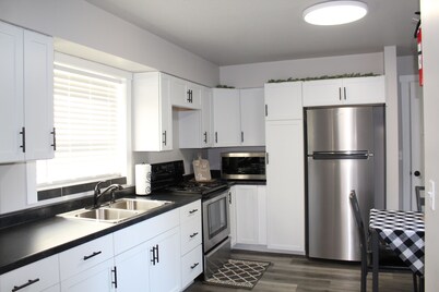 Private, cozy Corner Cottage and updated