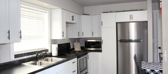 Private, cozy Corner Cottage and updated