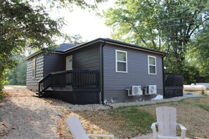 Exterior - Private, cozy Corner Cottage and updated (Wellston)