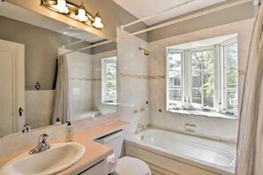 Dusche, Haartrockner, Handtücher, Shampoo