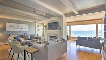 Télévision, cheminée, livres