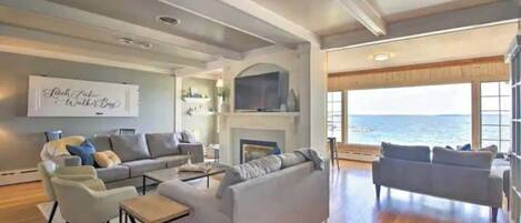 Télévision, cheminée, livres