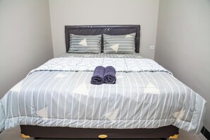 Desk, laptop workspace, free WiFi - Saba Ayu Guest House (Parongpong)