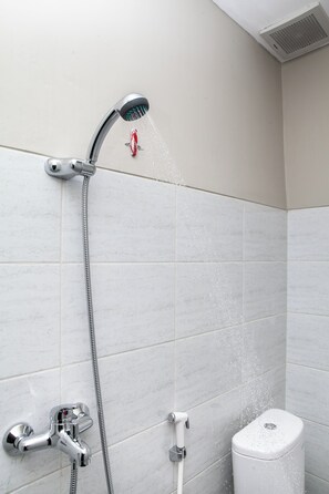 Standard Double Room | Bathroom | Shower, towels, soap, shampoo