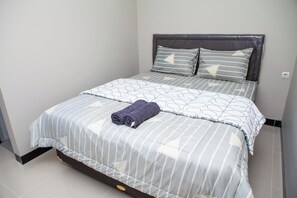 Desk, laptop workspace, free WiFi - Saba Ayu Guest House (Parongpong)