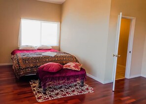 5 bedrooms, iron/ironing board, WiFi, bed sheets