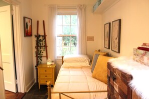 3 bedrooms, desk, iron/ironing board, internet