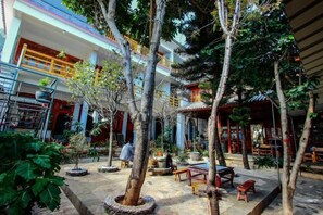 Outdoor dining - Gospel Hostel (Dali City)