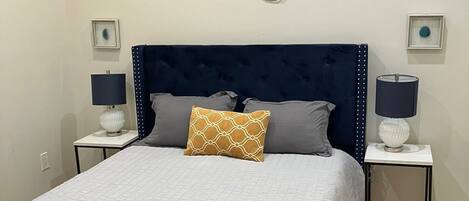 2 sovrum, strykjärn/strykbräda och sängkläder