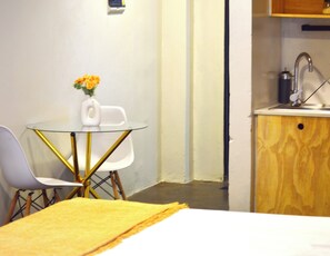 1 habitación, tabla de planchar con plancha, wifi gratis y ropa de cama 