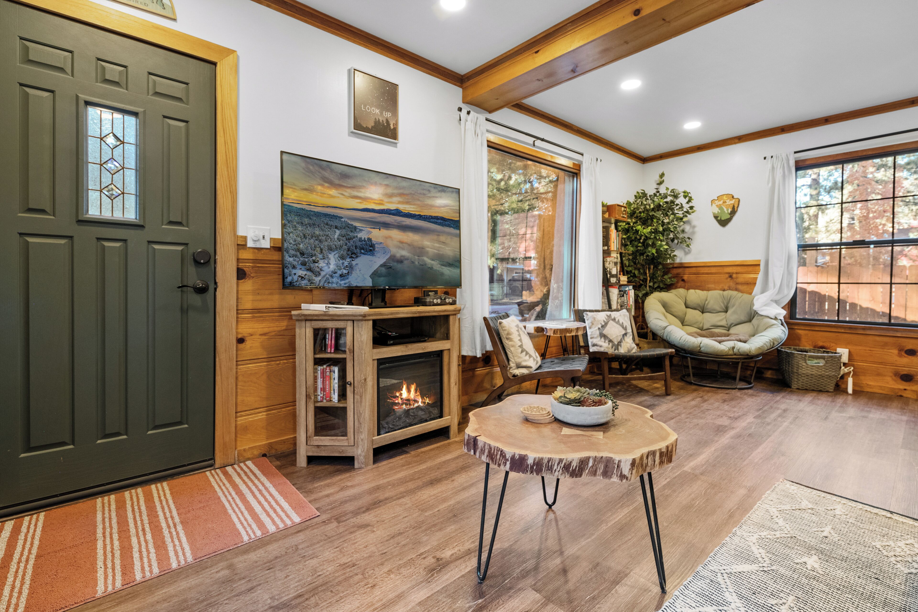 Una Smart TV, una chimenea, videojuegos, un reproductor de DVD