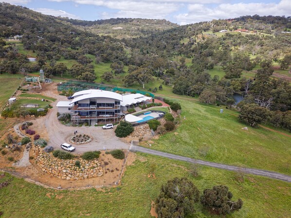 المنشأة من  الخارج