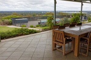 تناول الطعام بالخارج