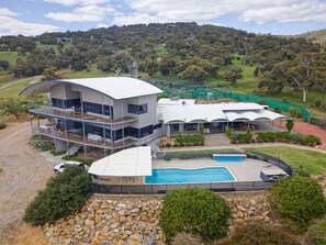 المنشأة من الخارج