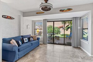 Una Smart TV, una chimenea