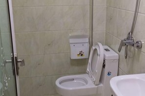 A bathroom with a toilet, bidet, and shower. - Huangshan Qiyunshan Yuehua Building Accommodation (Xiuning)