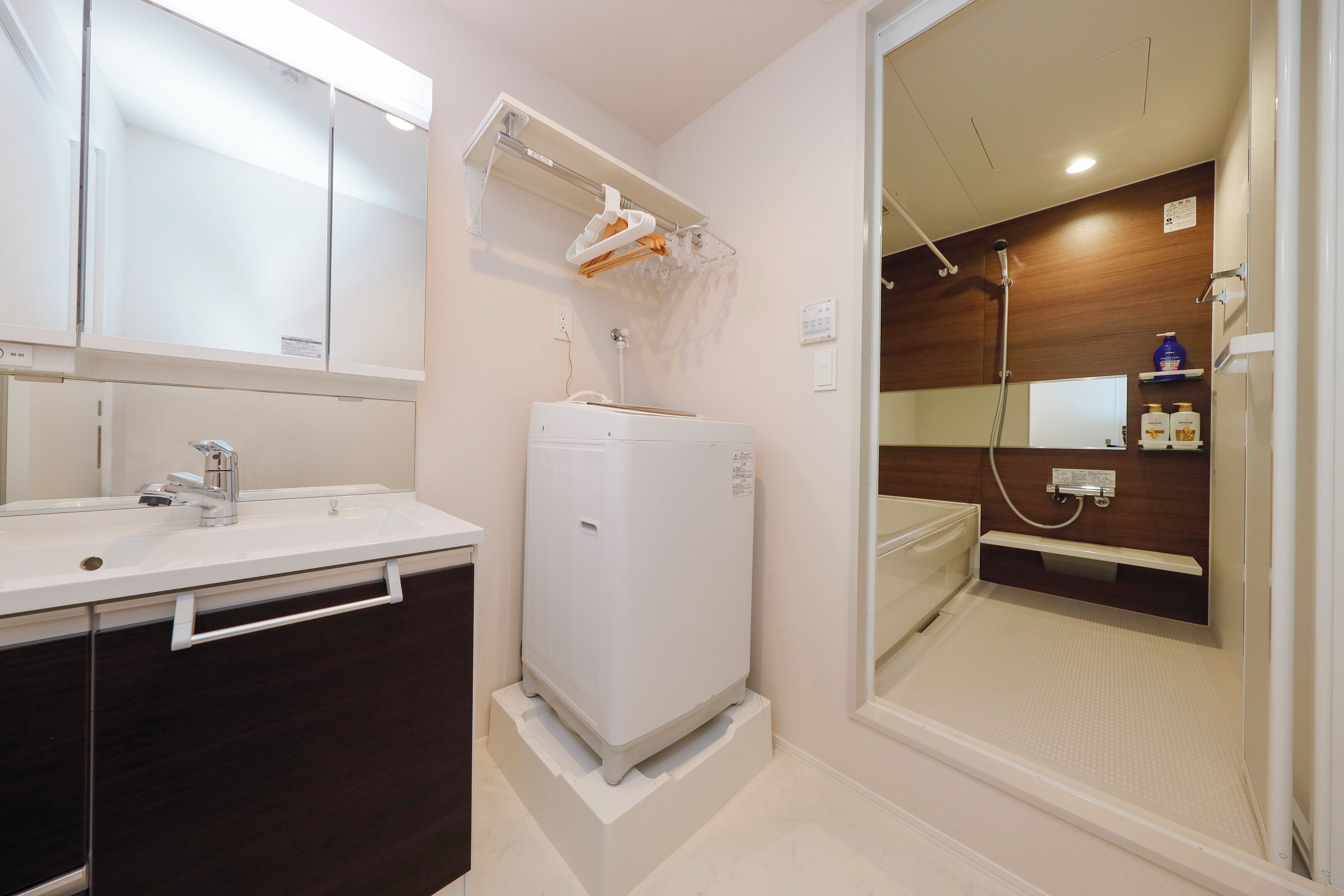 Duschwanne, Haartrockner, Hausschuhe, Handtücher