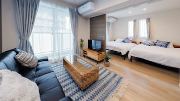 Apartamento, para não fumantes (Room2 / 8-person) | Área de estar | TV de tela plana