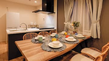 Apartamento, para não fumantes (Room3 / 5-person) | Cozinha privada | Geladeira, micro-ondas, cooktop, chaleira elétrica