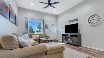 Smart TV, chimenea, libros y estéreo