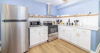 Sojourn's Chic Bungalow < 10 Min. Stroll to Beach