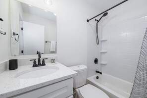 Douche, sèche-cheveux, serviettes fournies, savon