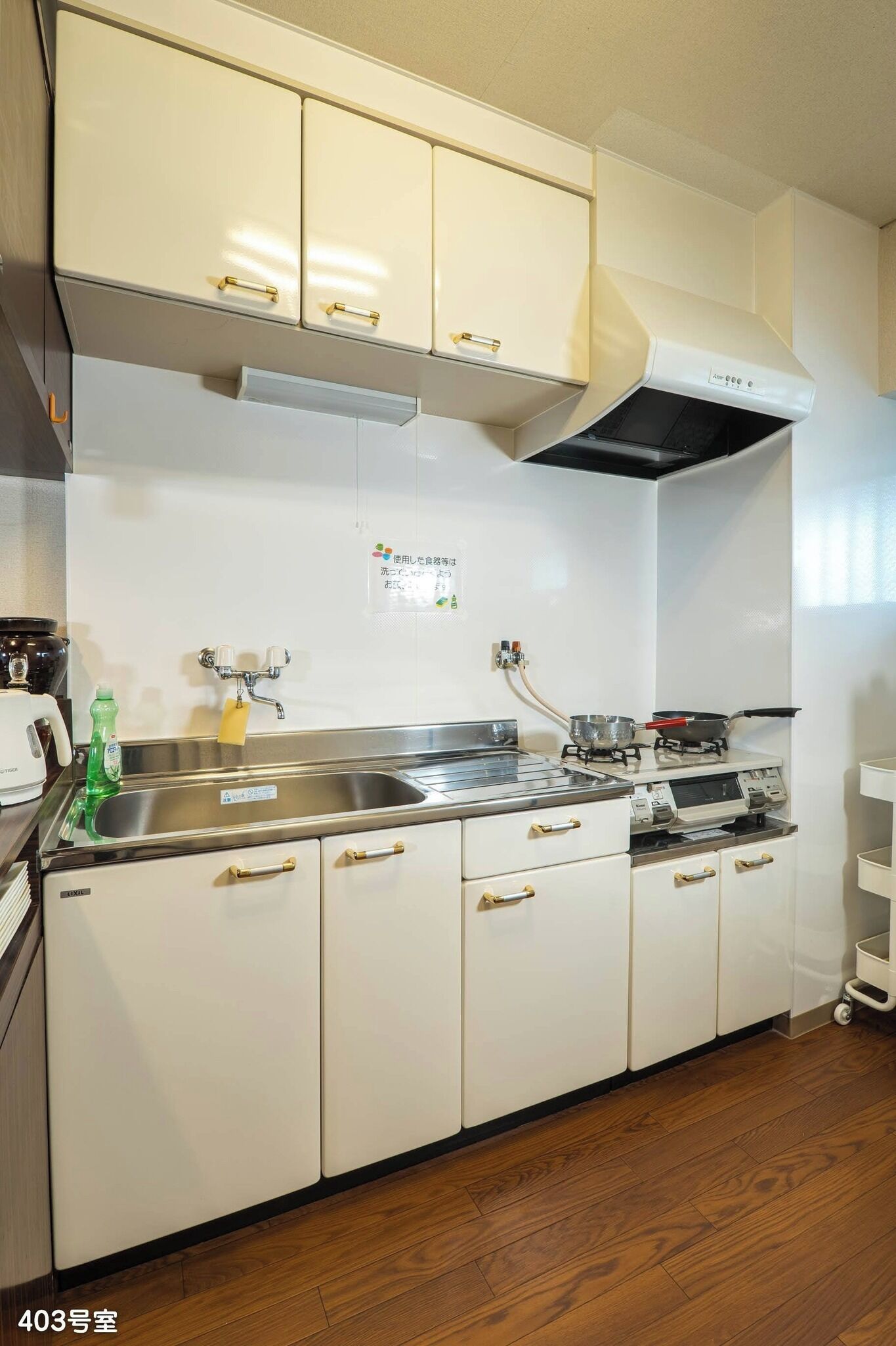 Geladeira, micro-ondas, cooktop, talheres/pratos/utensílios de cozinha