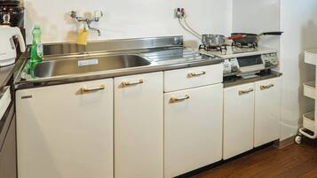 Geladeira, micro-ondas, cooktop, talheres/pratos/utensílios de cozinha