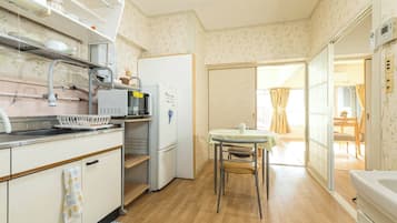 Fridge, microwave, stovetop, cookware/dishes/utensils