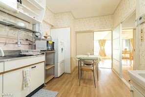Fridge, microwave, stovetop, cookware/dishes/utensils - N405 Bustling Street Planetarium / Kagoshima Kagoshima (Kagoshima)