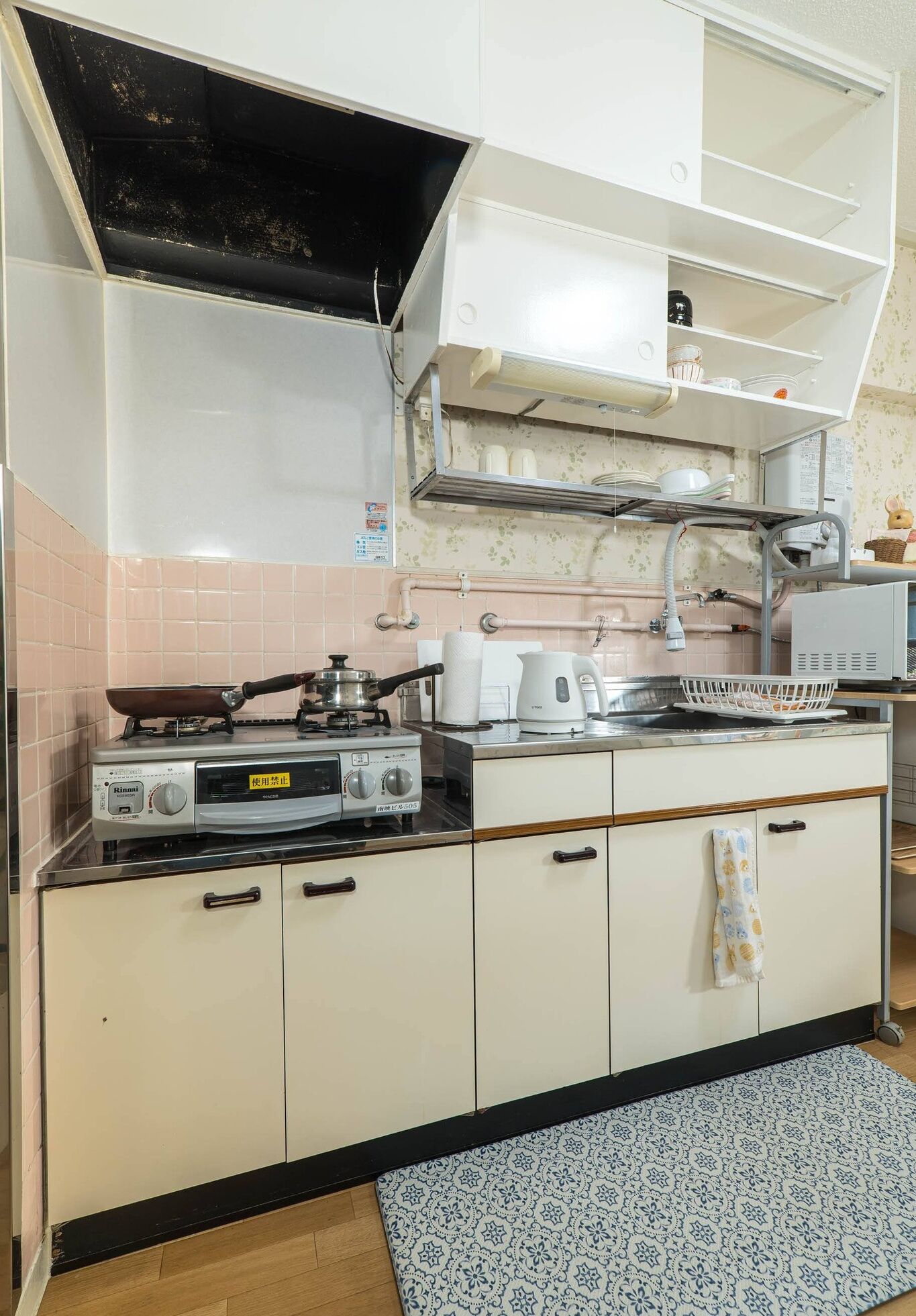 Fridge, microwave, stovetop, cookware/dishes/utensils