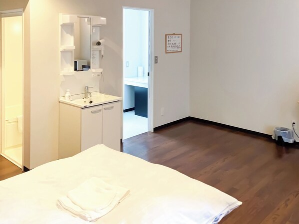 1 bedroom, desk, free WiFi, bed sheets