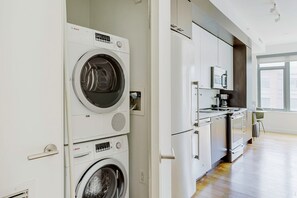 Fridge, microwave, oven, stovetop - Clean Navy Yard 1BR w/ Gym, Balcony & W/D, nr Food & Fun, by Blueground (Washington, D.C.)