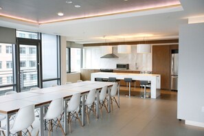 Dining - Clean Navy Yard 1BR w/ Gym, Balcony & W/D, nr Food & Fun, by Blueground (Washington, D.C.)