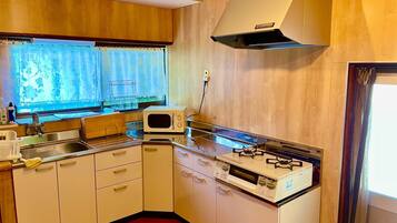 Geladeira, micro-ondas, cooktop, talheres/pratos/utensílios de cozinha