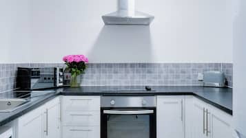 Kjøleskap, mikrobølgeovn, ovn og kokeplater