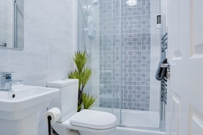 Dusche, Haartrockner, Handtücher, Seife