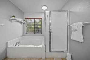 Séchoir à cheveux, serviettes fournies, savon, shampooing