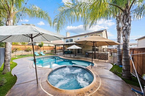 Pool paradise near Temecula Wine Country w/ spa, pool table, games, pic wall