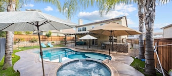 Pool paradise near Temecula Wine Country w/ spa, pool table, games, pic wall