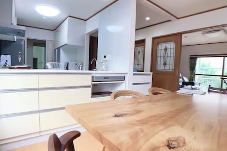 Fridge, microwave, stovetop, cookware/dishes/utensils. Villa 12 minutes from IFVH Miyajimaguchi Station - Itsukaichi First Villa Hiroshima / Hiroshima Hiroshima