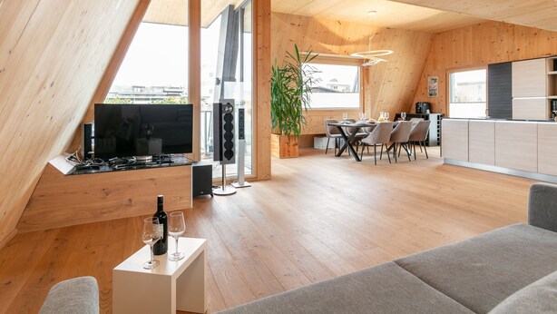 Un loft moderno con comedor, cocina y espacio para entretenimiento.