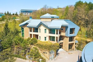 그랜드 펜트하우스 | 3 개의 침실, 고급 침구, 오리/거위털 이불, 메모리폼 침대
