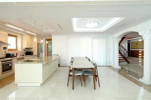 Cobertura grand | Cozinha privada | Geladeira, micro-ondas, cooktop, panela elétrica de arroz