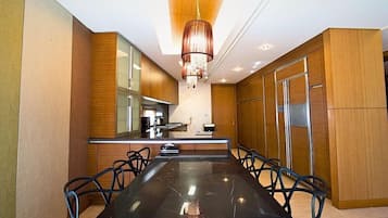 Gallery Penthouse | Private kitchen | Fridge, microwave, stovetop, rice cooker